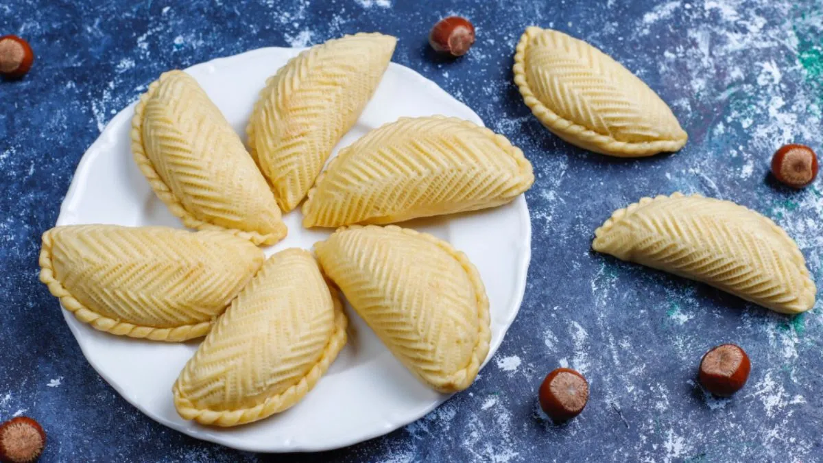 बिना सांचे के गुजिया कैसे बनाएं?- India TV Hindi