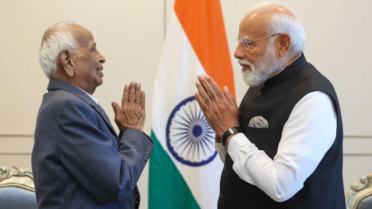 आजाद हिंद फौज के वेटरन जयराज राजा राव से मिलते पीएम मोदी।- India TV Hindi