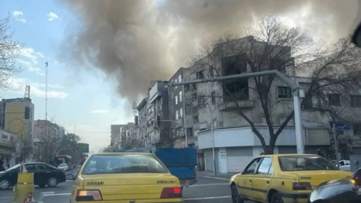 इजरायल और अमेरिका के हमले के बाद ईरान में उठता धुआं। - India TV Hindi