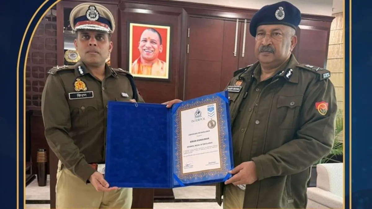 डीजीपी राजीव कृष्ण ने सौंपा प्रमाणपत्र- India TV Hindi