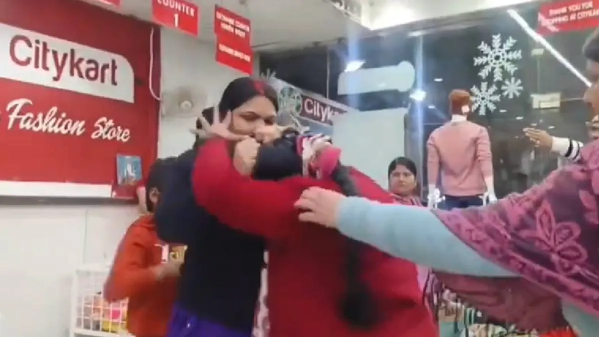 मॉल में दो महिलाओं के बीच मारपीट- India TV Hindi