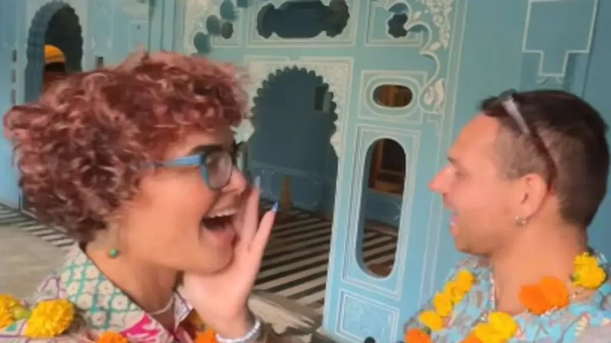 foreign couple video, foreign couple on india visit, vira video, viral news - India TV Hindi