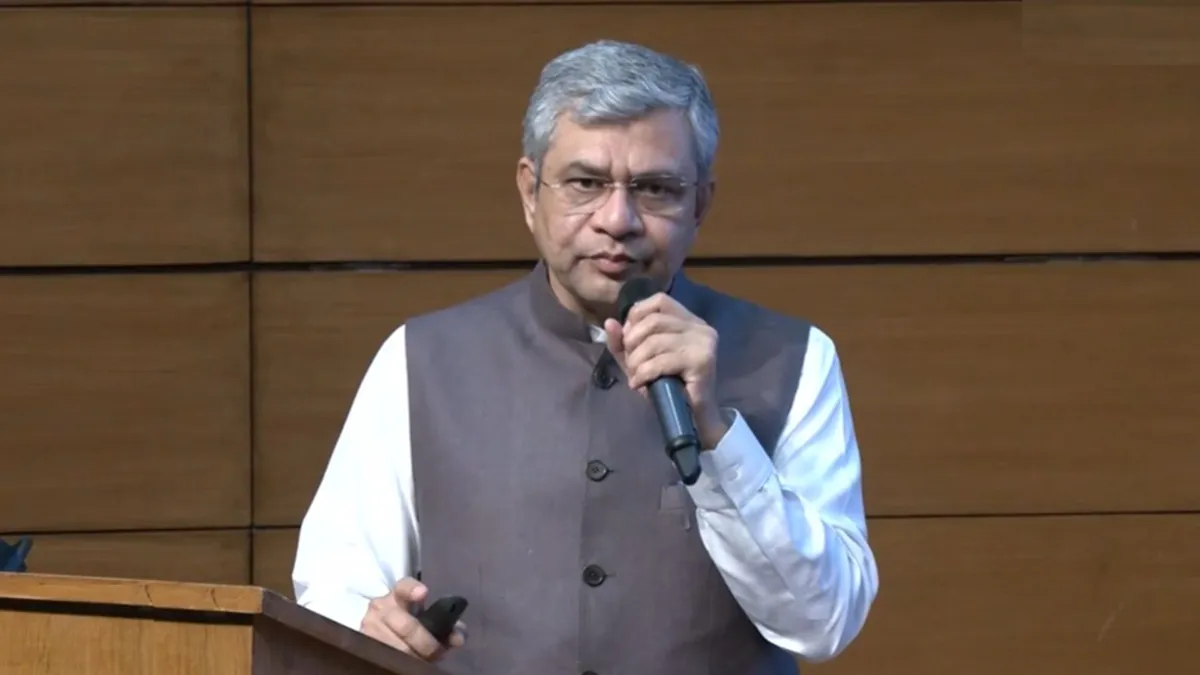 बुधवार को कैबिनेट के फैसले की जानकारी देते केंद्रीय मंत्री अश्विनी वैष्णव।- India TV Paisa