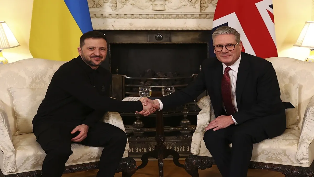 Volodymyr Zelenskyy (L), Keir Starmer (R)- India TV Hindi