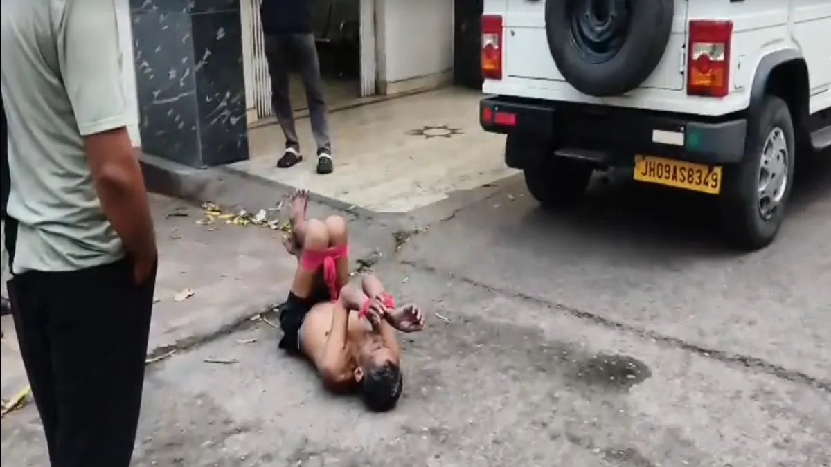 बांध दिए गए हाथ-पैर- India TV Hindi