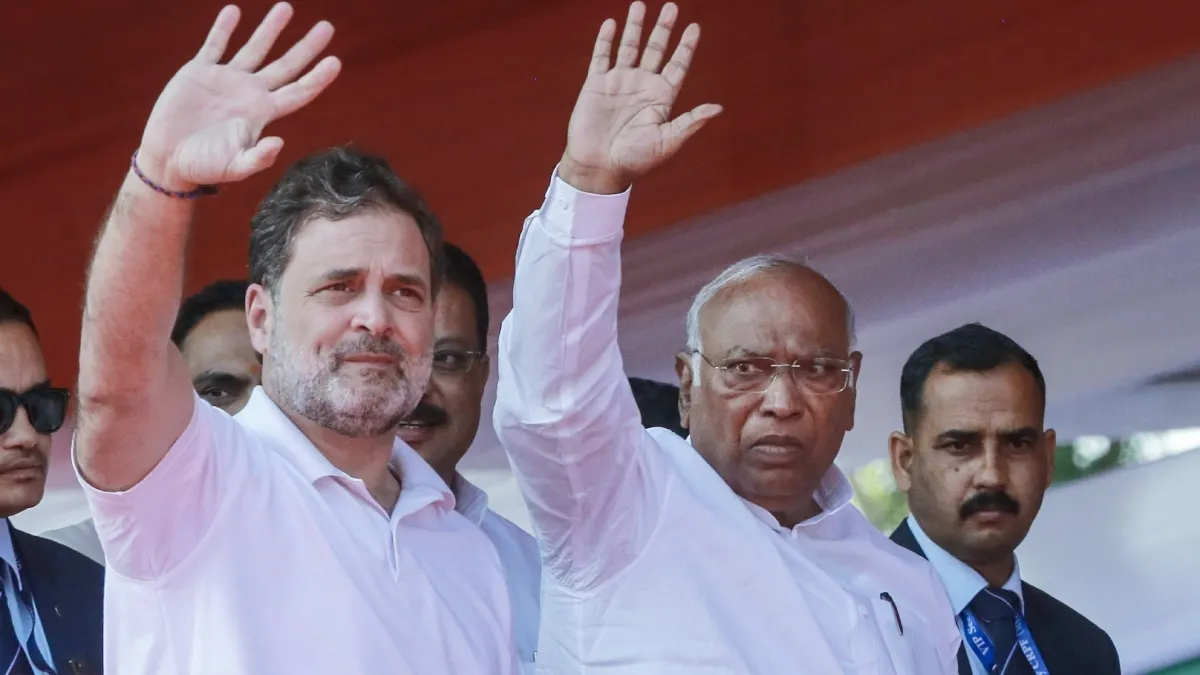 कांग्रेस अध्यक्ष मल्लिकार्जुन खरगे (दाएं) और कांग्रेस सांसद राहुल गांधी (बाएं)- India TV Hindi