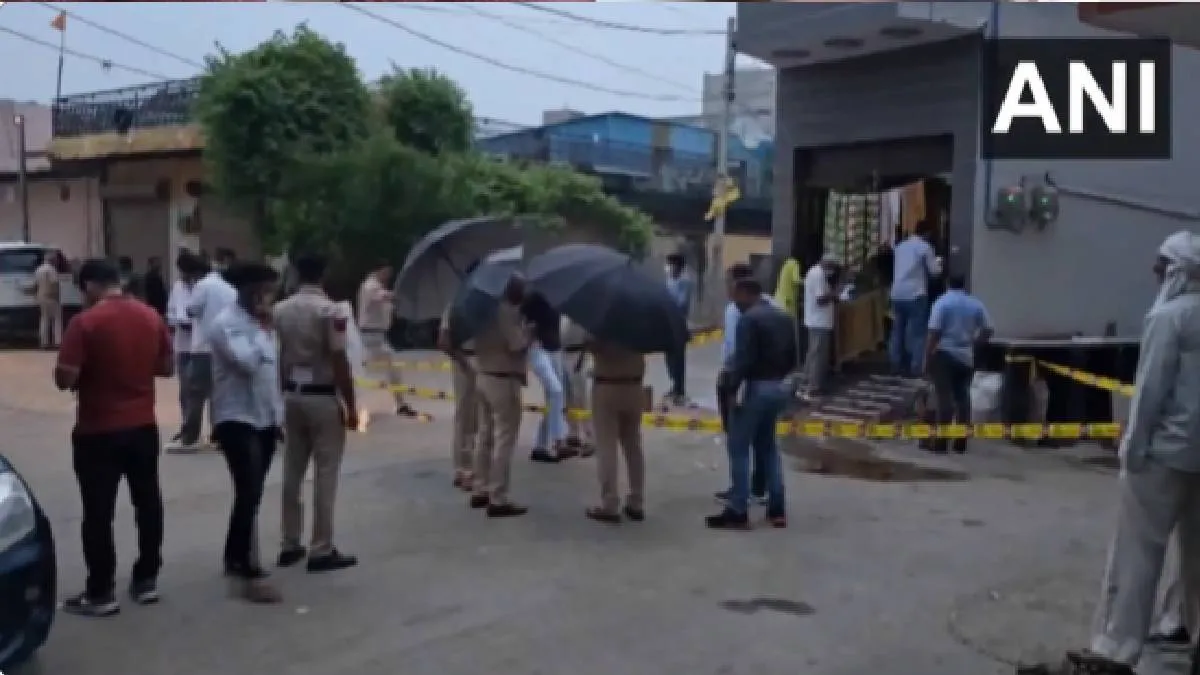 बवाना में मामले की जांच करती पुलिस- India TV Hindi