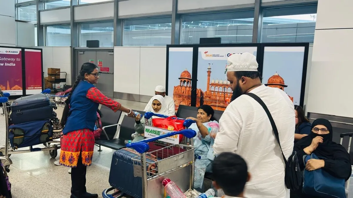 दिल्ली एयरपोर्ट पर मौजूद यात्री।- India TV Paisa