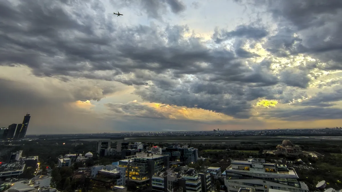 आसमान में छाए घने बादल- India TV Hindi