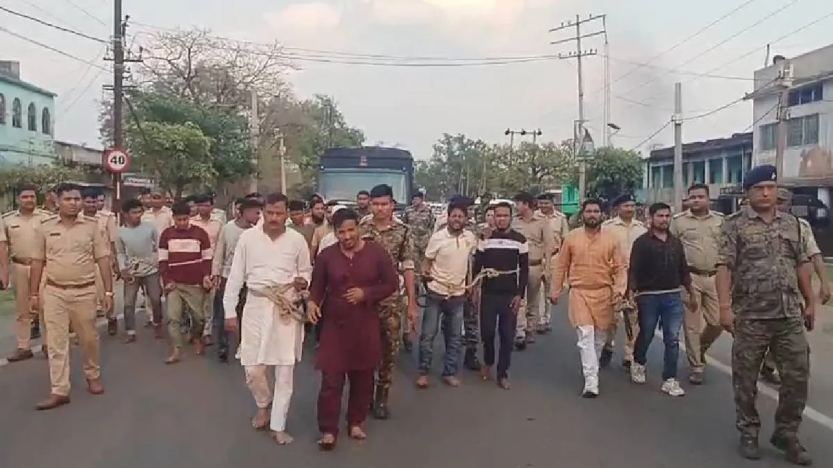 दंगाइयों पर पुलिस का डंडा! सड़क पर पैदल परेड कर जेल भेजा- India TV Hindi