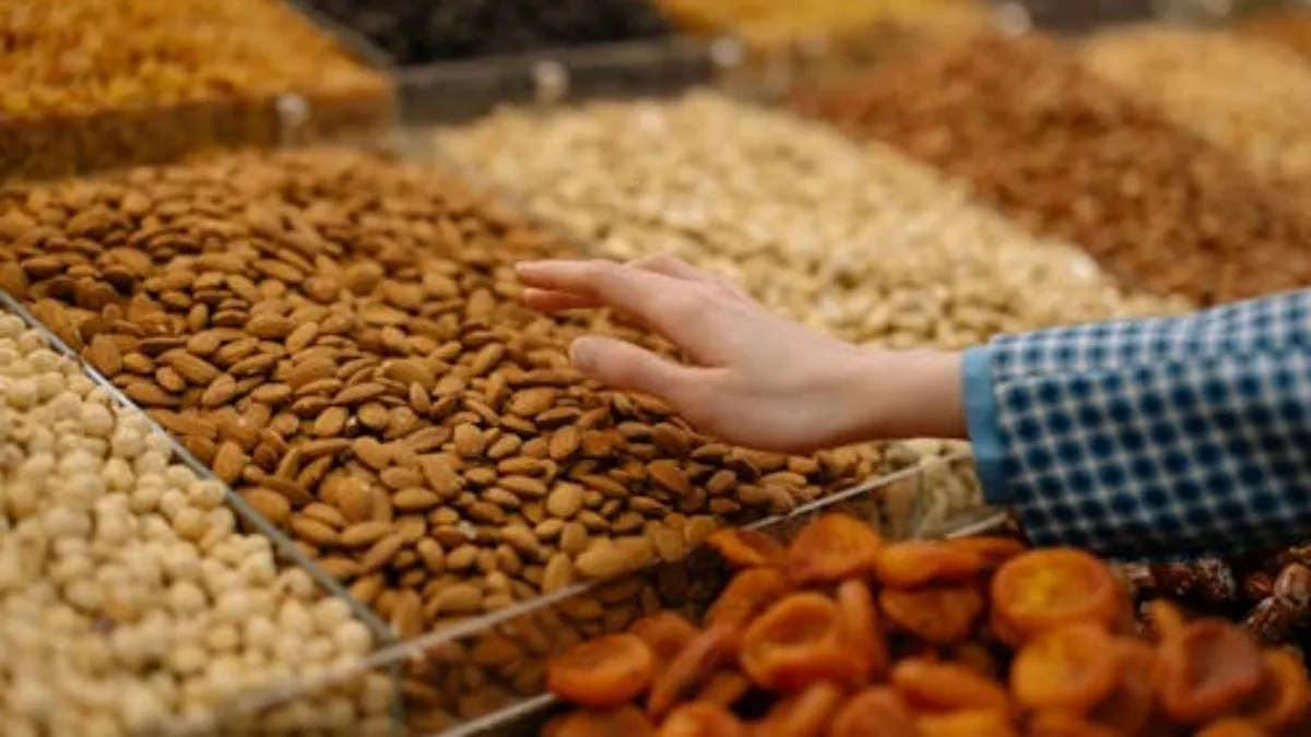 दिल्ली में लगभग 50,000 स्ट्रीट फूड विक्रेता सक्रिय हैं।- India TV Paisa