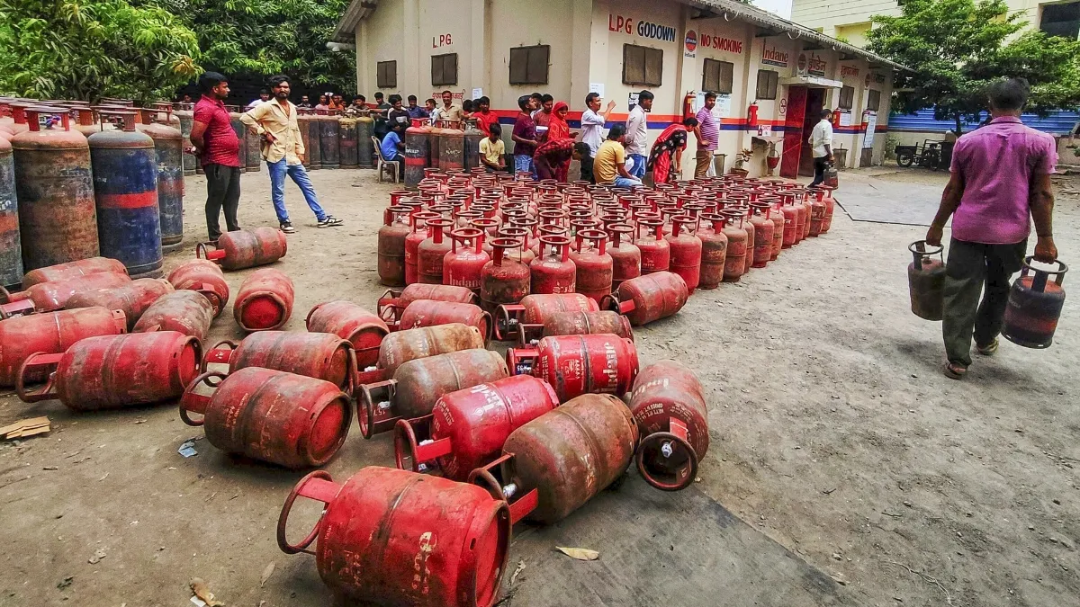 लंबी कतारें, घबराए...- India TV Hindi