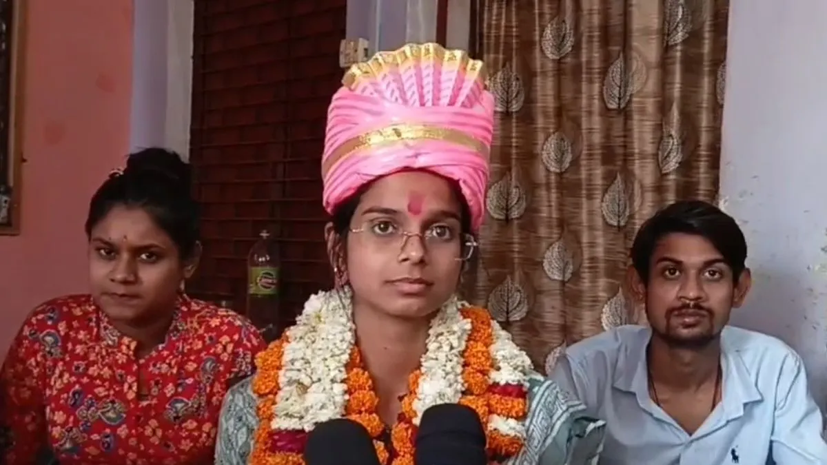 UP PCS परीक्षा में बुलंदशहर की गायत्री वर्मा ने हासिल की 210वीं रैंक।- India TV Hindi