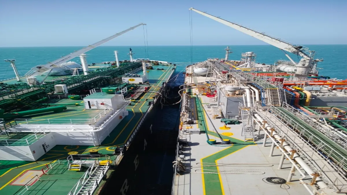 एलपीजी लेकर आ रहे हैं जहाज- India TV Hindi