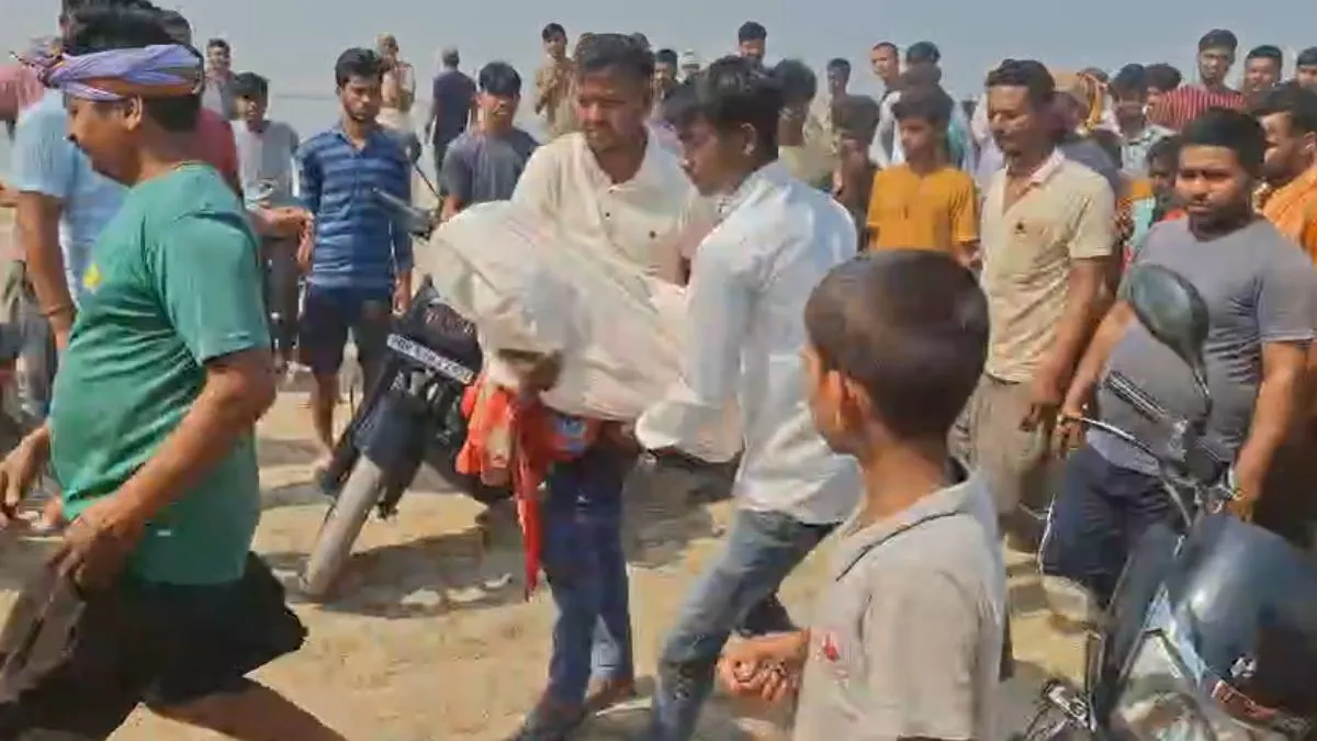 हाजीपुर में नवरात्र गंगा स्नान के दौरान डूबकर एक युवती की मौत हो गई और दो लापता बताई जा रहीं हैं।- India TV Hindi