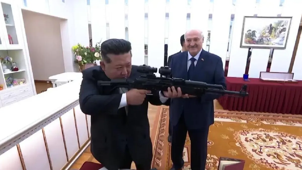 बेलारूस के राष्ट्रपति अलेक्जेंडर लुकाशेंको ने किम जोंग उन को भेंट की राइफल- India TV Hindi