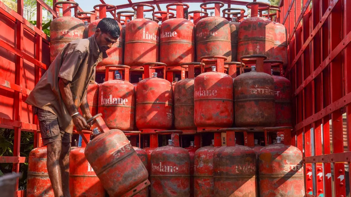 lpg, lpg price, lpg price cut, commercial lpg price, domestic lpg price, commercial lpg price in del- India TV Paisa