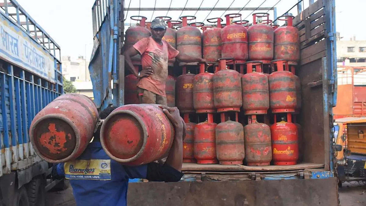 LPG Shortage, LPG Cylinder Shortage, Commercial LPG Cylinder Shortage, png, cng- India TV Paisa