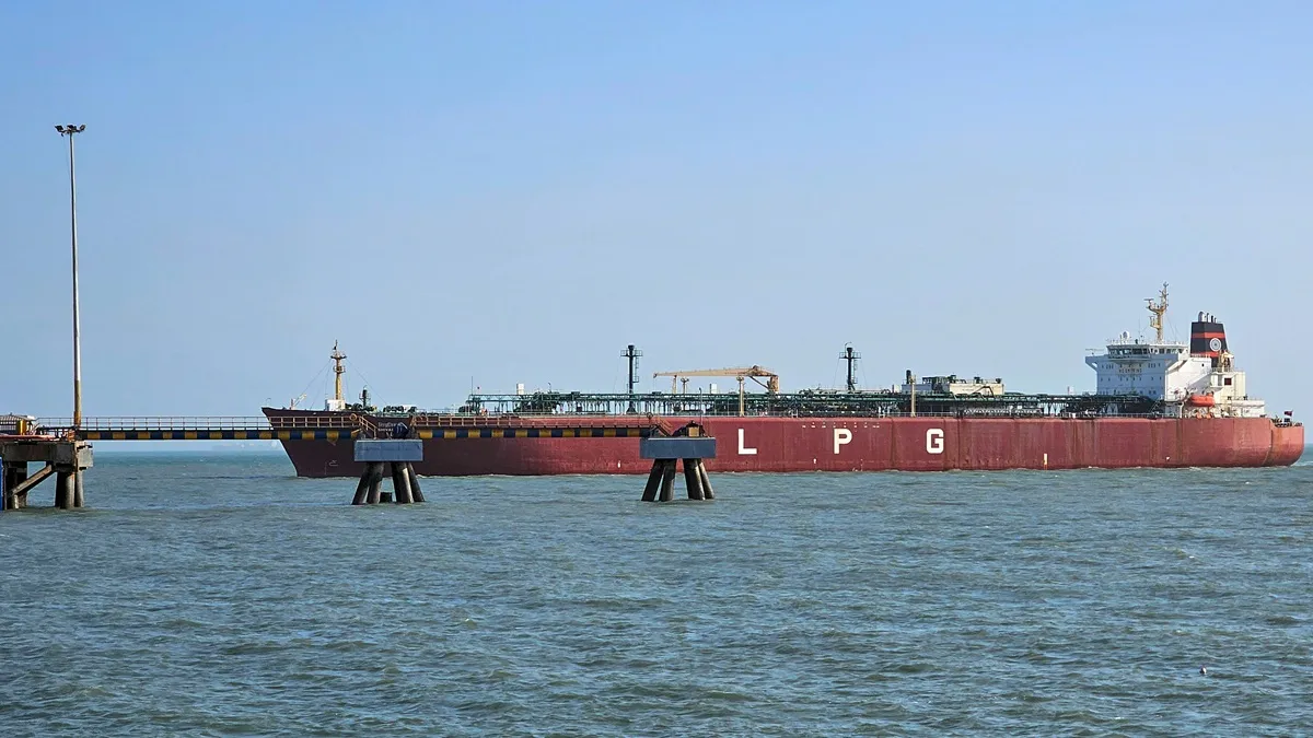 बंदरगाह की तरफ बढ़ता एक एलपीजी से लदा भारतीय जहाज।- India TV Hindi