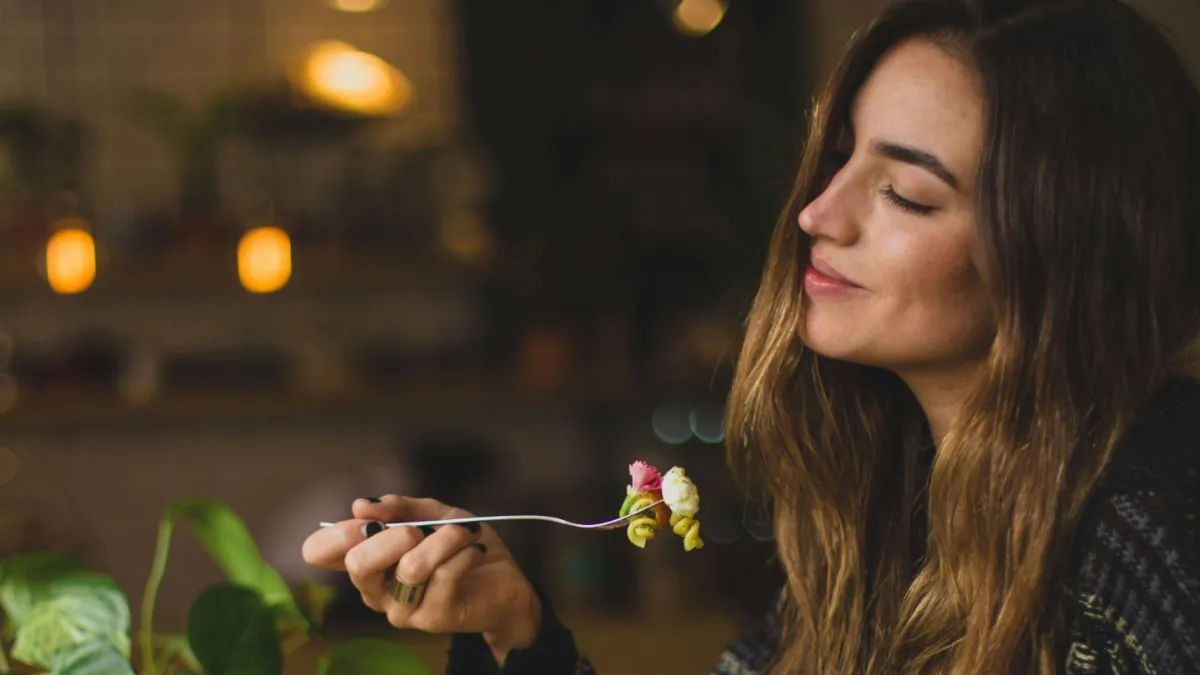 अगर आप रात में 9 से 10 के बीच खाना खाते हैं तो इससे आपके शरीर पर किस तरह का प्रभाव पड़ता है अगर आप रात में 9 से 10 के बीच खाना खाते हैं तो इससे आपके शरीर पर किस तरह का प्रभाव पड़ता है