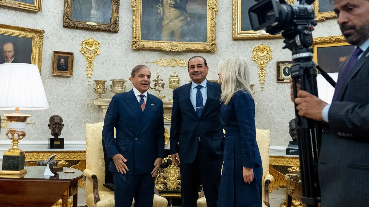 पाकिस्तान के प्रधानमंत्री शहबाज शरीफ(बाएं) और आर्मी चीफ असीम मुनीर (दाएं)- India TV Hindi