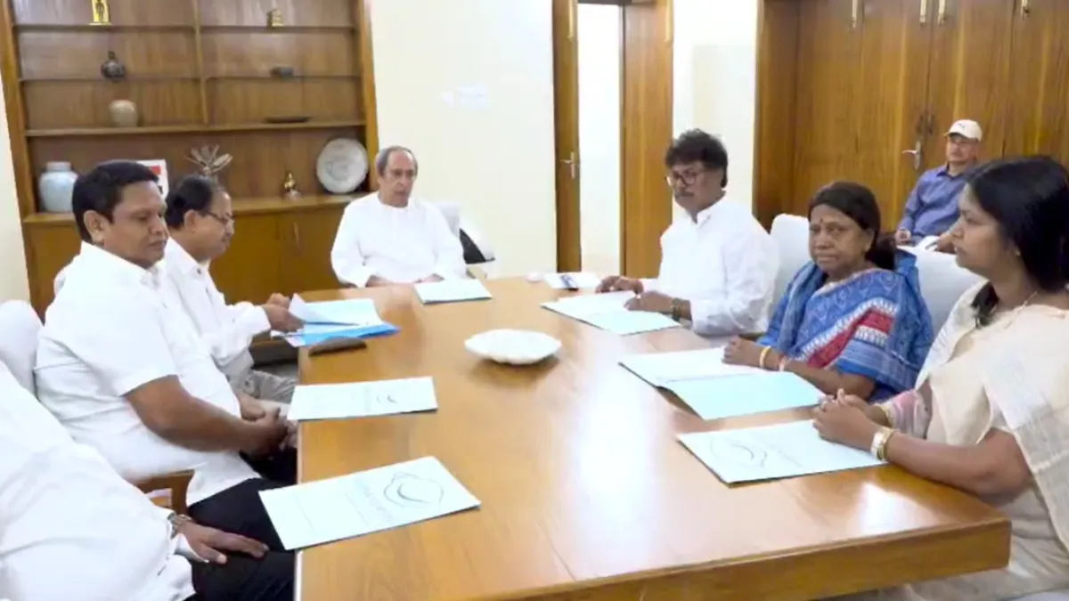 बीजेडी प्रमुख नवीन पटनायक बैठक करते हुए- India TV Hindi