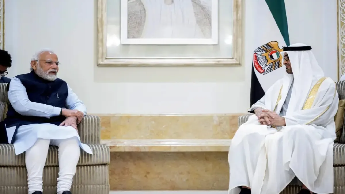 PM Narendra Modi (L), UAE President Sheikh Mohamed bin Zayed Al Nahyan (R)- India TV Hindi