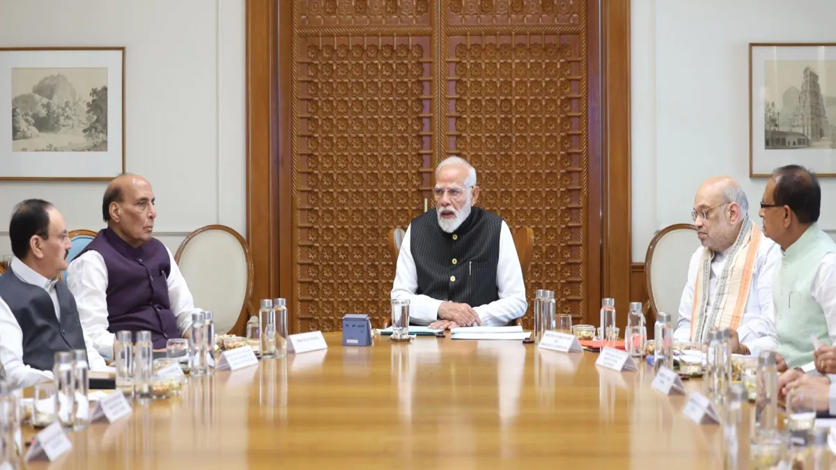 बैठक करते हुए पीएम मोदी- India TV Hindi