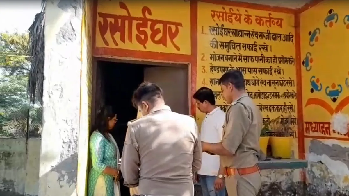 चोरों ने स्कूल के...- India TV Hindi