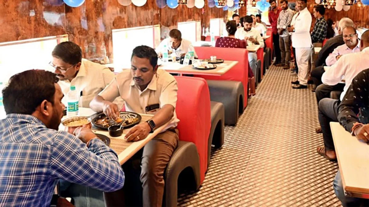 रेस्टोरेंट में खाना खाते लोग।- India TV Hindi