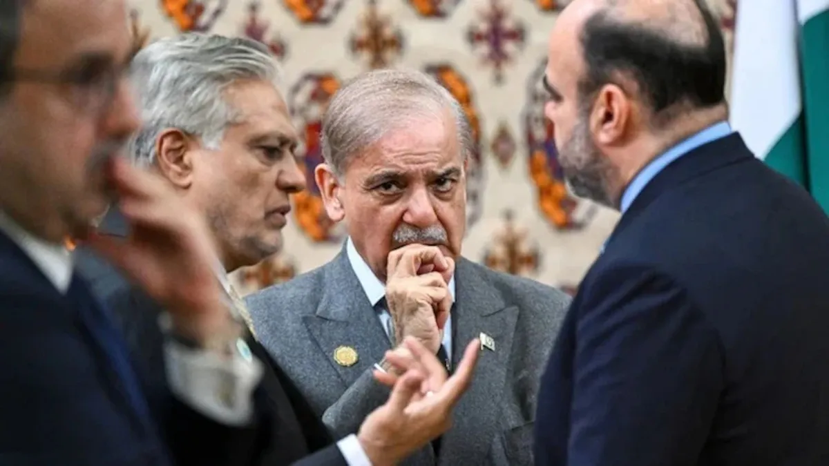 पाकिस्तान के प्रधानमंत्री शहबाज शरीफ और अन्य लोग।- India TV Paisa