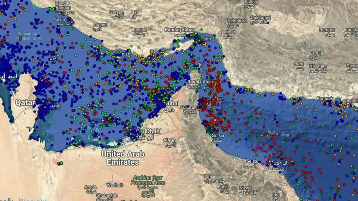 होर्मुज जलडमरूमध्य जहां से गुजरते हैं तेल टैंकर के जहाज।- India TV Paisa