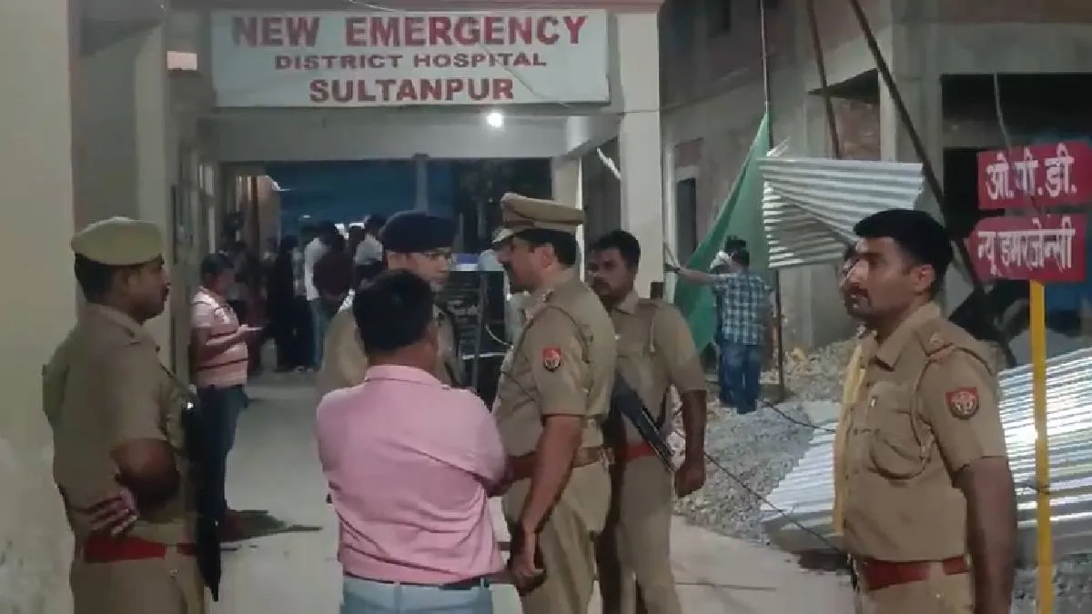 जिला अस्पताल पहुंचकर मामले की जांच करती पुलिस- India TV Hindi