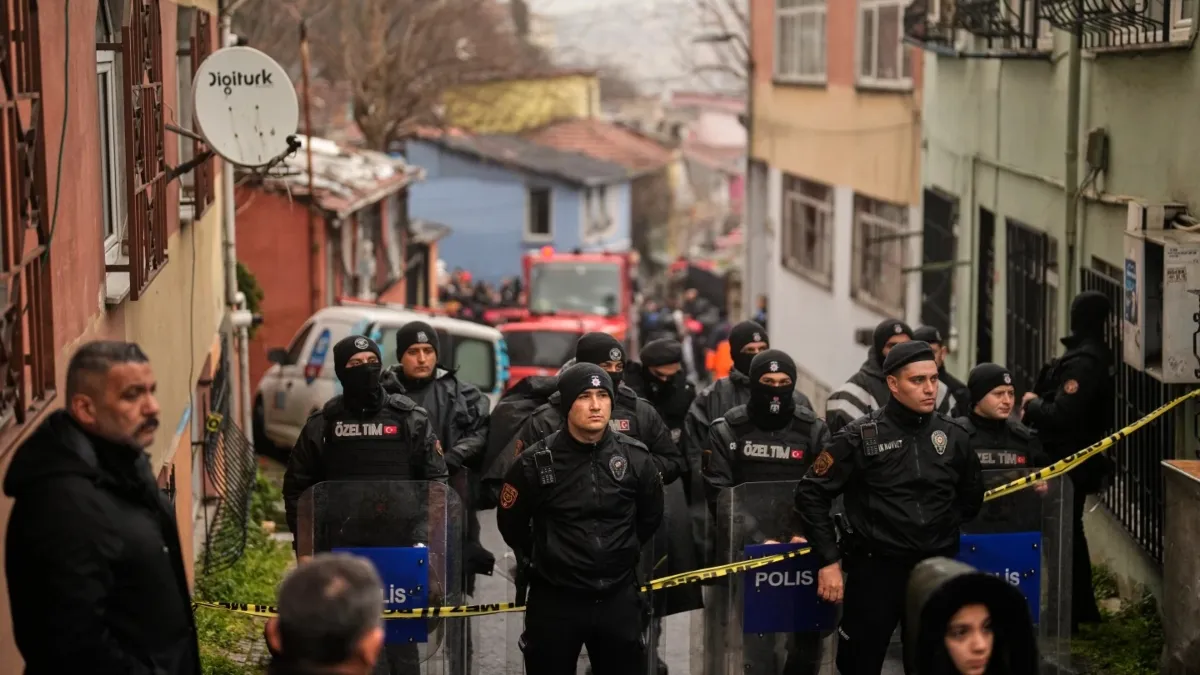 हादसे वाली जगह पर तैनात सुरक्षाकर्मी- India TV Hindi