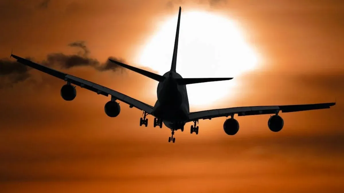 लखनऊ में कराई गई विमान की इमरजेंसी लैंडिंग।- India TV Hindi