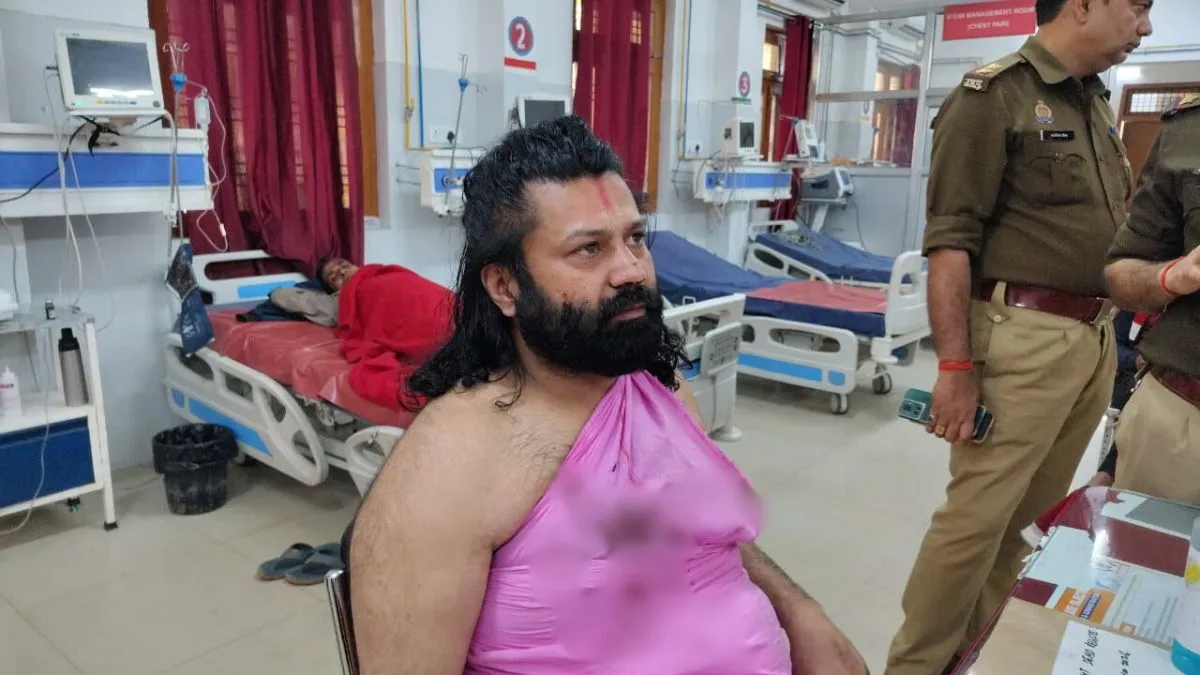 आशुतोष ब्रह्मचारी पर ट्रेन में हुआ हमला। - India TV Hindi