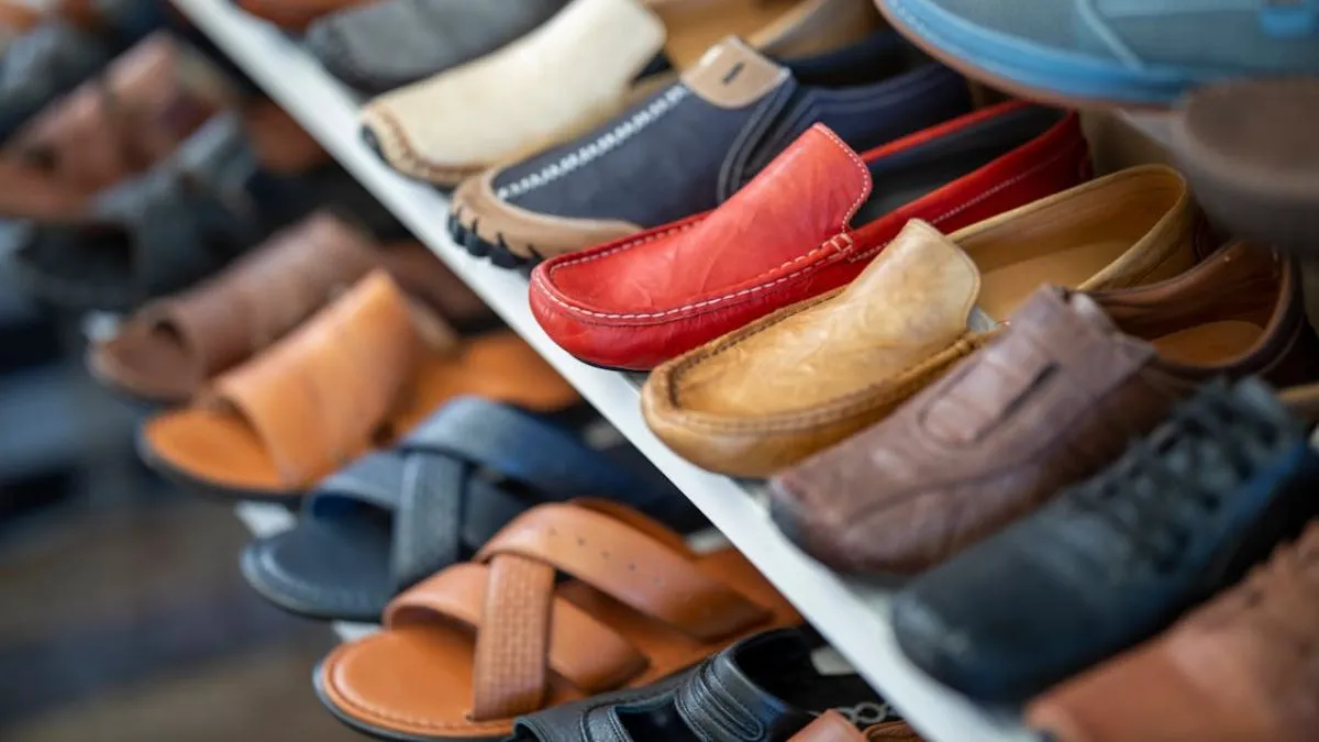 जूते की दुकान पर उमड़ी भीड़। - India TV Hindi