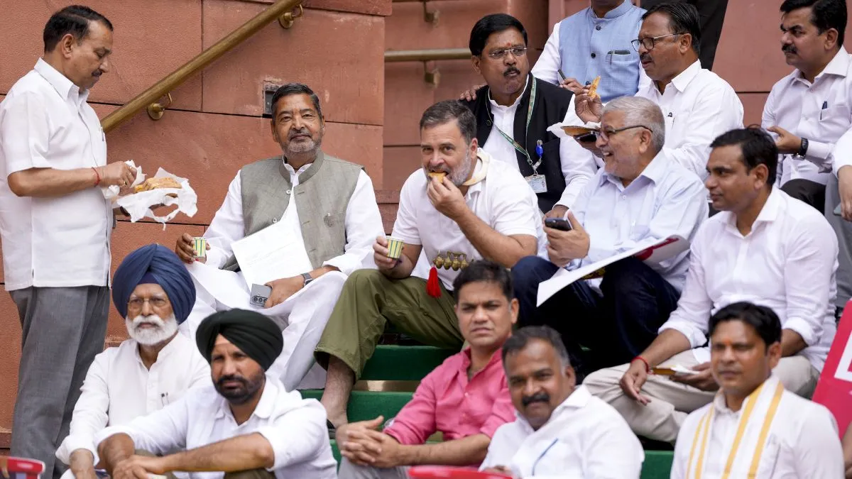 राहुल गांधी ने संसद की सीढ़ियों पर खाई चाय-बिस्किट।- India TV Hindi