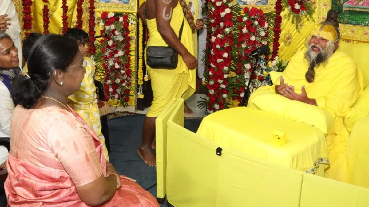 राष्ट्रपति मुर्मू और संत प्रेमानंद महाराज के बीच हुई मुलाकात। - India TV Hindi