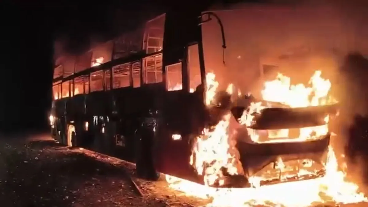बस में लगी भीषण आग। - India TV Hindi