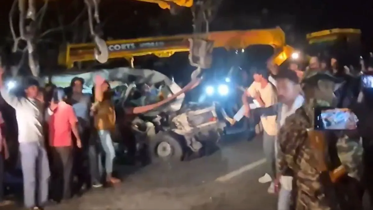ट्रक की टक्कर से सात की मौत। - India TV Hindi