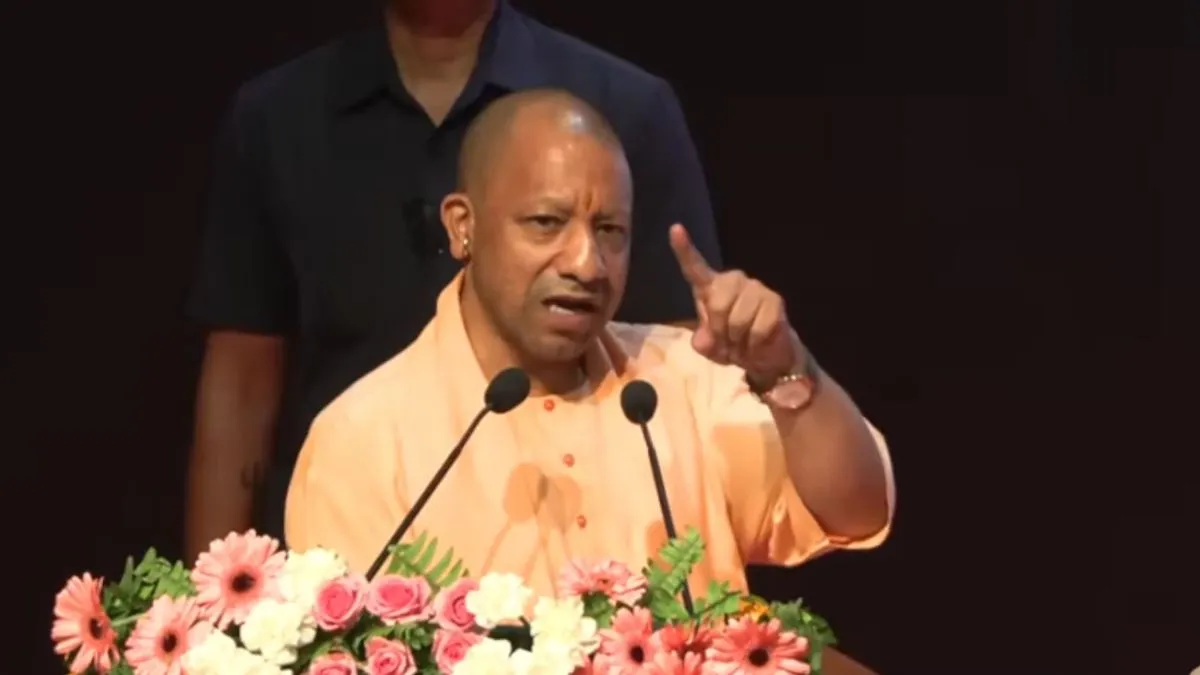 सीएम योगी ने वितरित किए स्मार्टफोन व नियुक्ति पत्र।- India TV Hindi