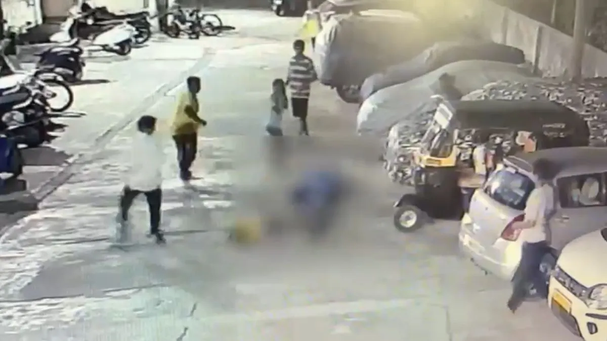 आरोपी ने बच्चे को सड़क पर पटका।- India TV Hindi