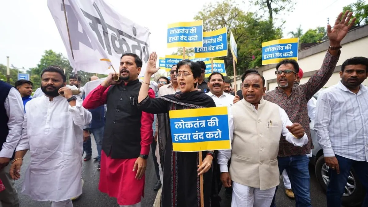 विरोध प्रदर्शन करते हुए AAP के विधायक- India TV Hindi