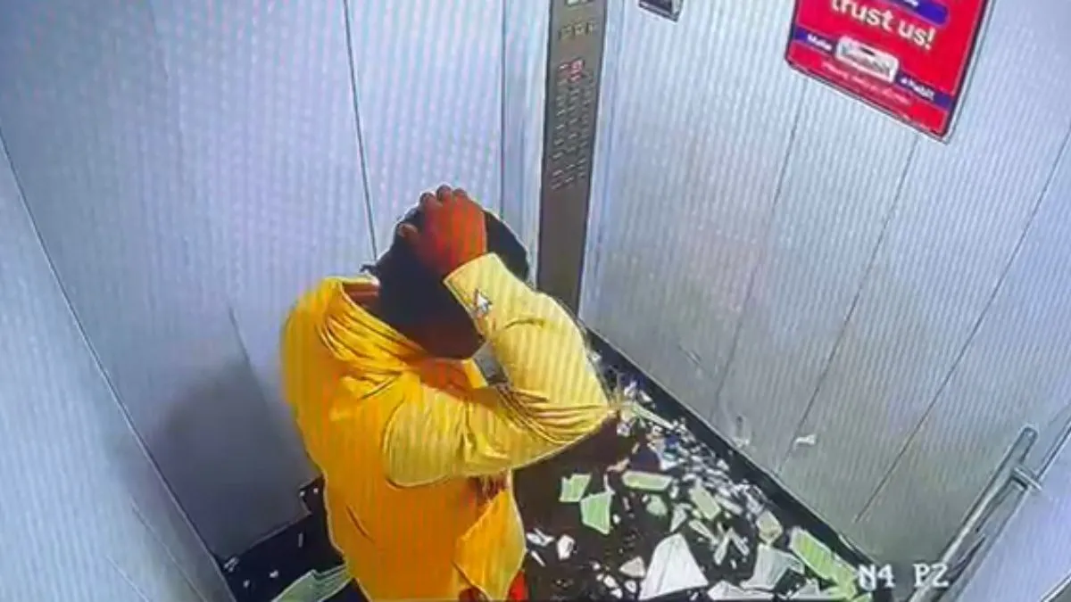 पंडित जी के सिर पर गिरा शीशा- India TV Hindi