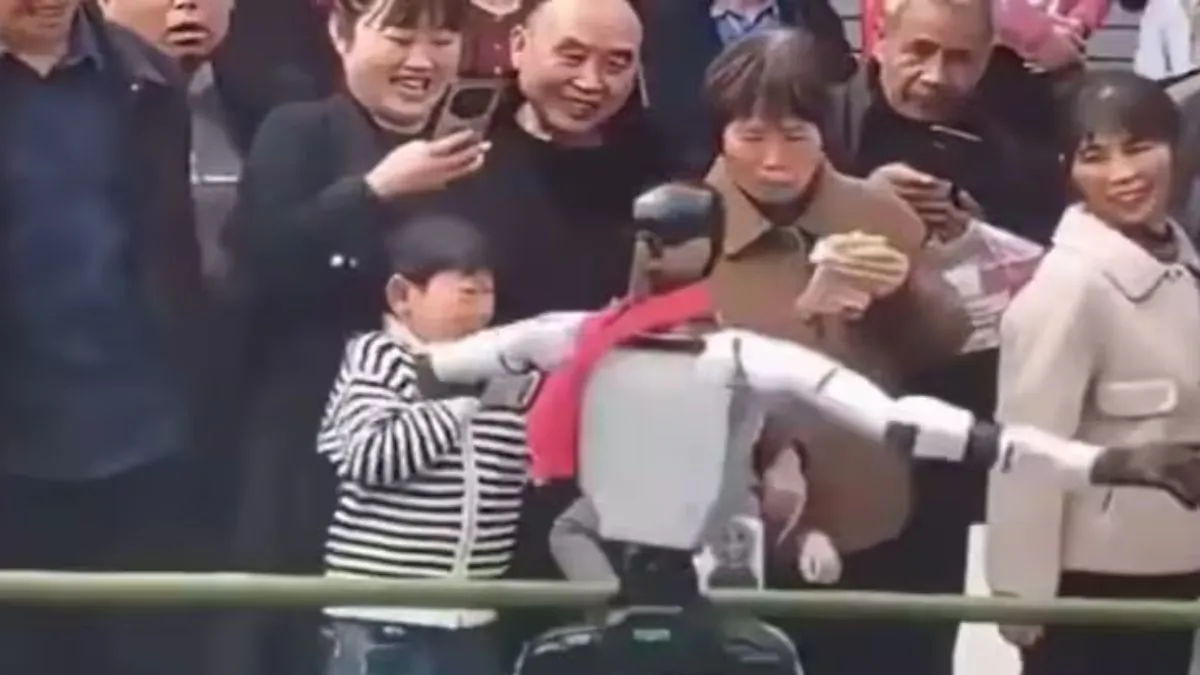 china robot slapped child, aaj ka viral video, viral video, viral news, news in hindi, india tv - India TV Hindi