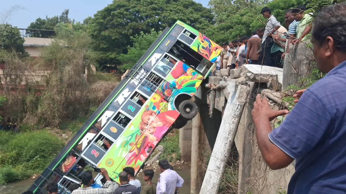 Karnataka Shivamogga bus fell off a bridge- India TV Hindi