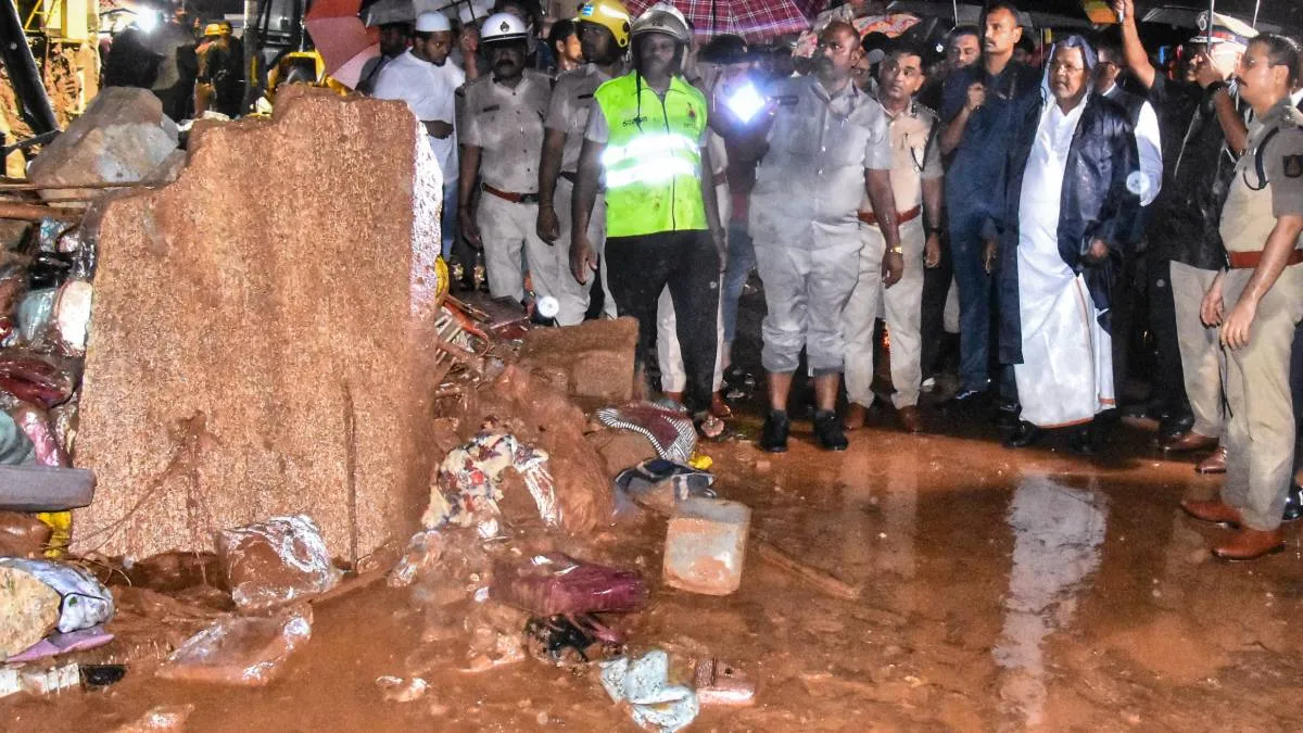 घटनास्थल का जायजा लेते सीएम - India TV Hindi