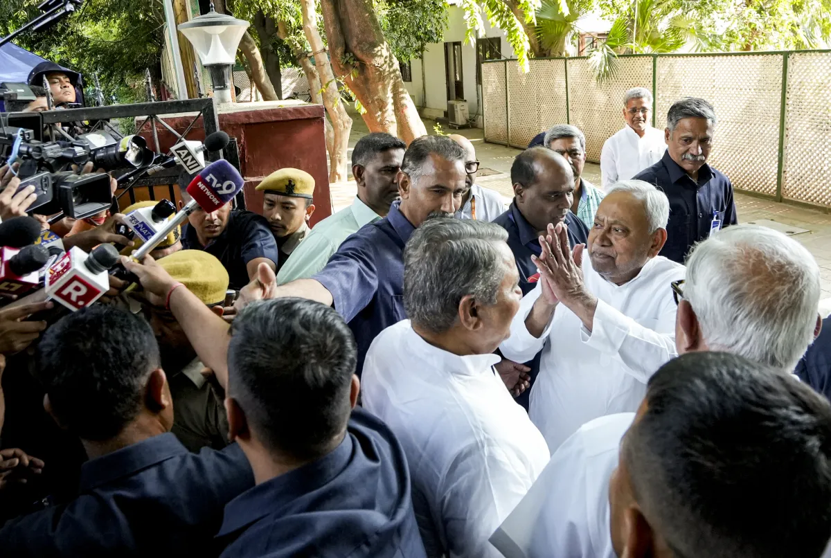 बिहार में सियासी हलचल तेज, कल इस्तीफा दे सकते हैं नीतीश, 15 अप्रैल को नए सीएम का शपथ ग्रहण बिहार में सियासी हलचल तेज, कल इस्तीफा दे सकते हैं नीतीश, 15 अप्रैल को नए सीएम का शपथ ग्रहण