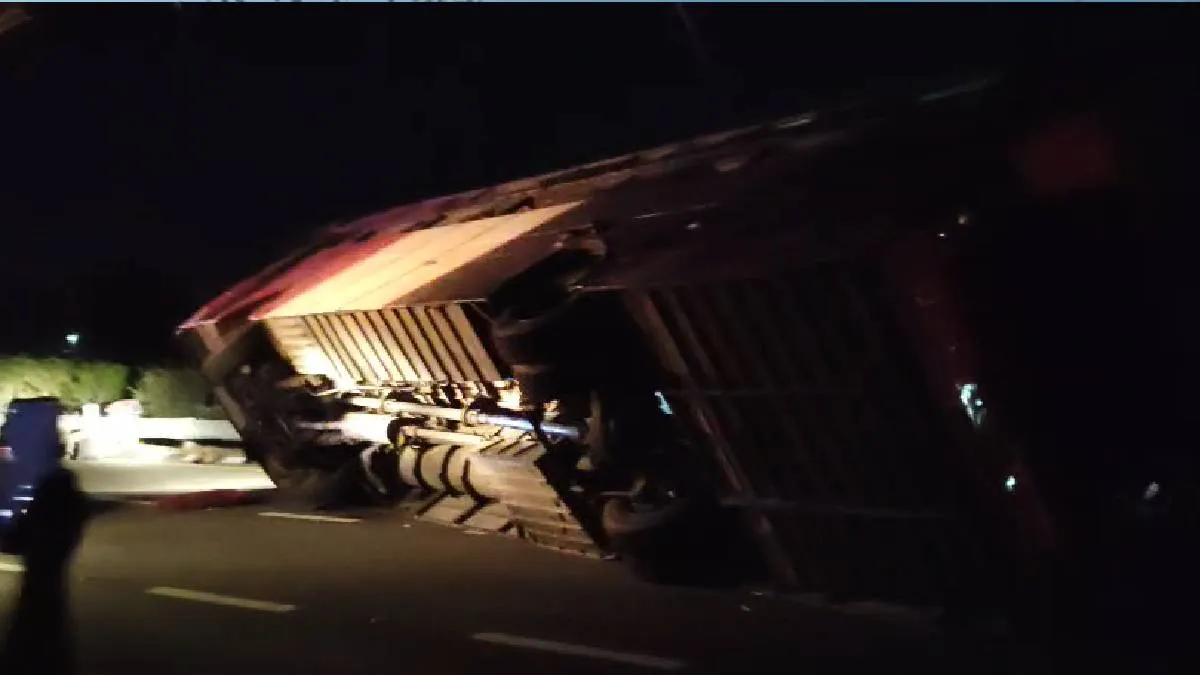  बस अनियंत्रित होकर पलटी- India TV Hindi